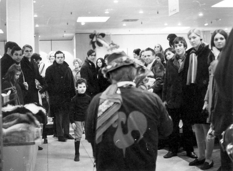 H01 27 1967 d Haone in de Bijenkorf