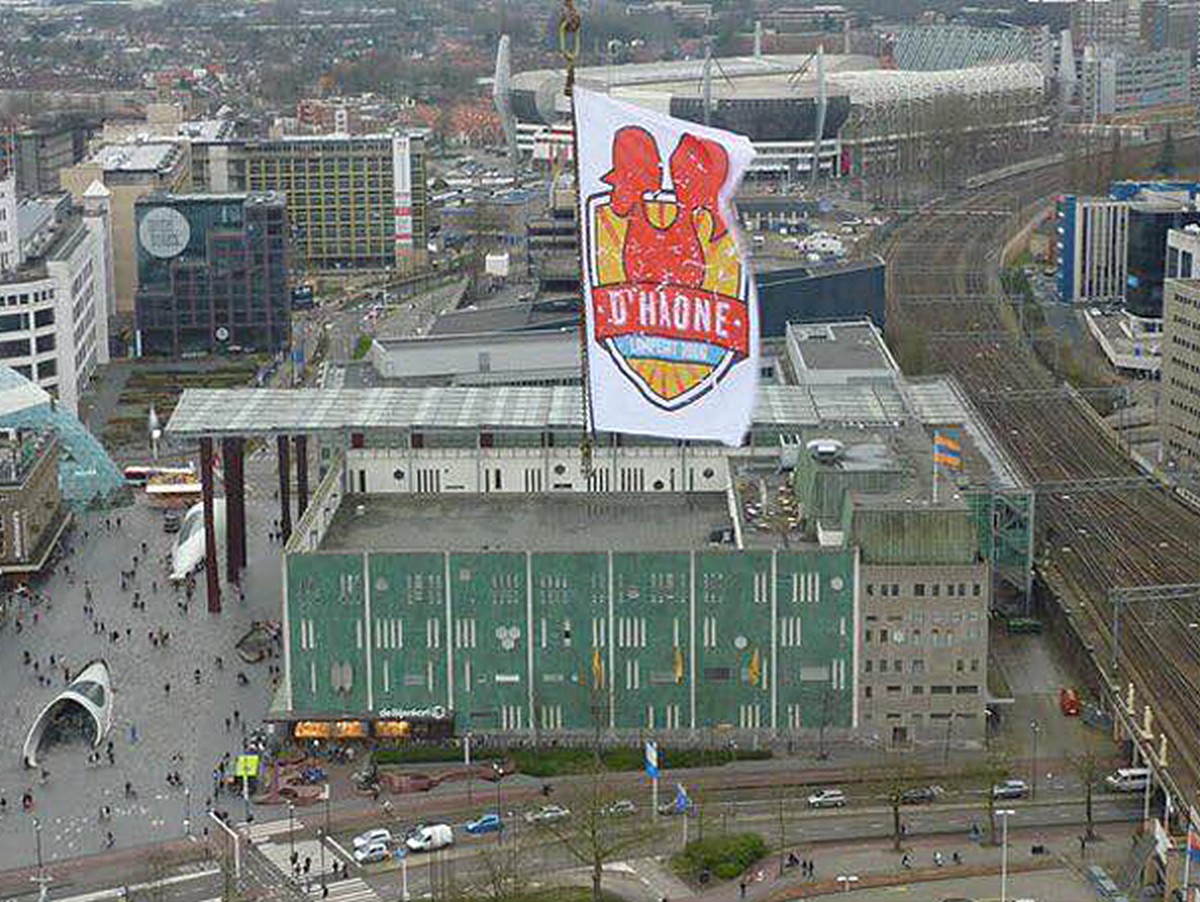 2016 Haone vlag boven de Bijenkorf 1
