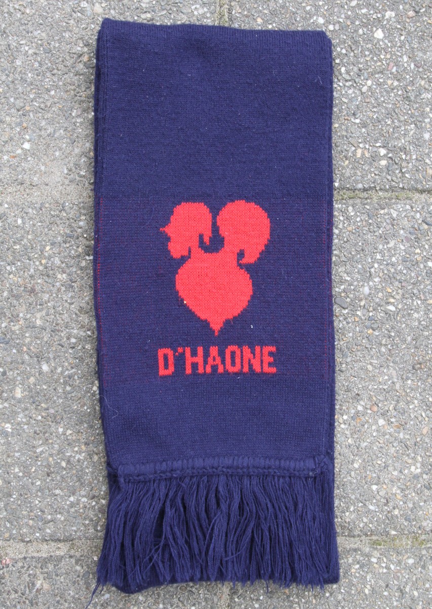 Rode haon op blauwe gebreide shawl OUD
